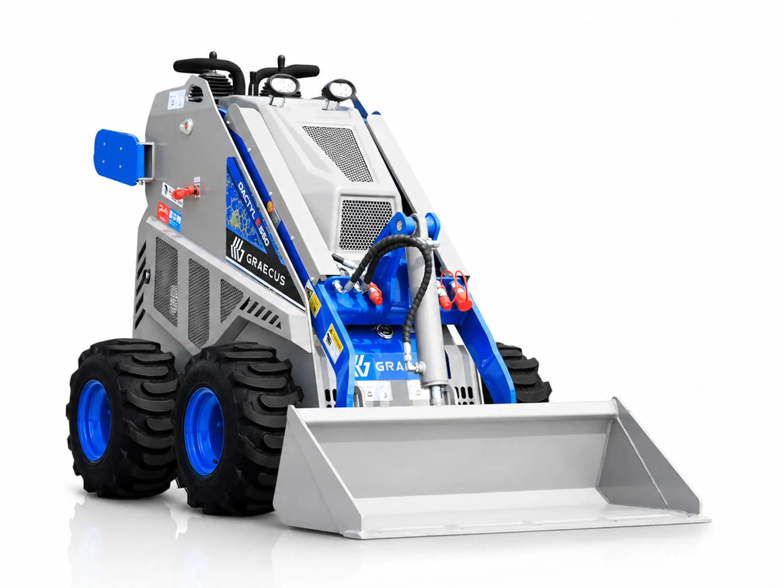 Graecus | Μίνι φορτωτάκι με πλατφόρμα αναβάτη, βενζινοκινητήρα 15 hp, λειτουργική ικανότητα 250 kg, υδροστατικό σύστημα και Zero Turn Capability για εργασία σε στενά περάσματα, εργοτάξια, κήπους, αγροτικές εφαρμογές και επαγγελματική χρήση.