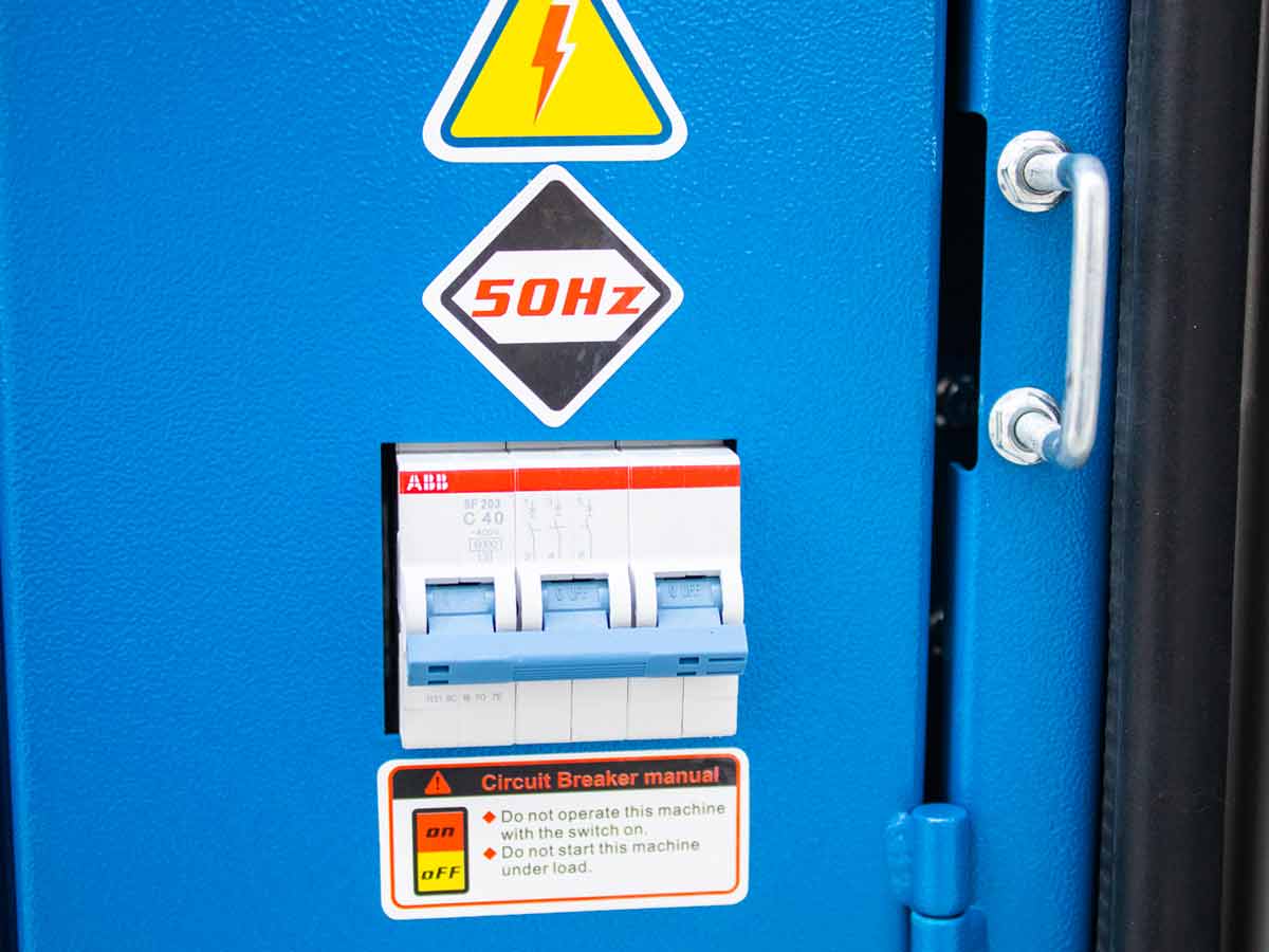 GD15 | Graecus | Γεννήτρια πετρελαίου τριφασική κλειστού τύπου με βάση, υδρόψυκτη με αυτόματο πίνακα μεταγωγής 