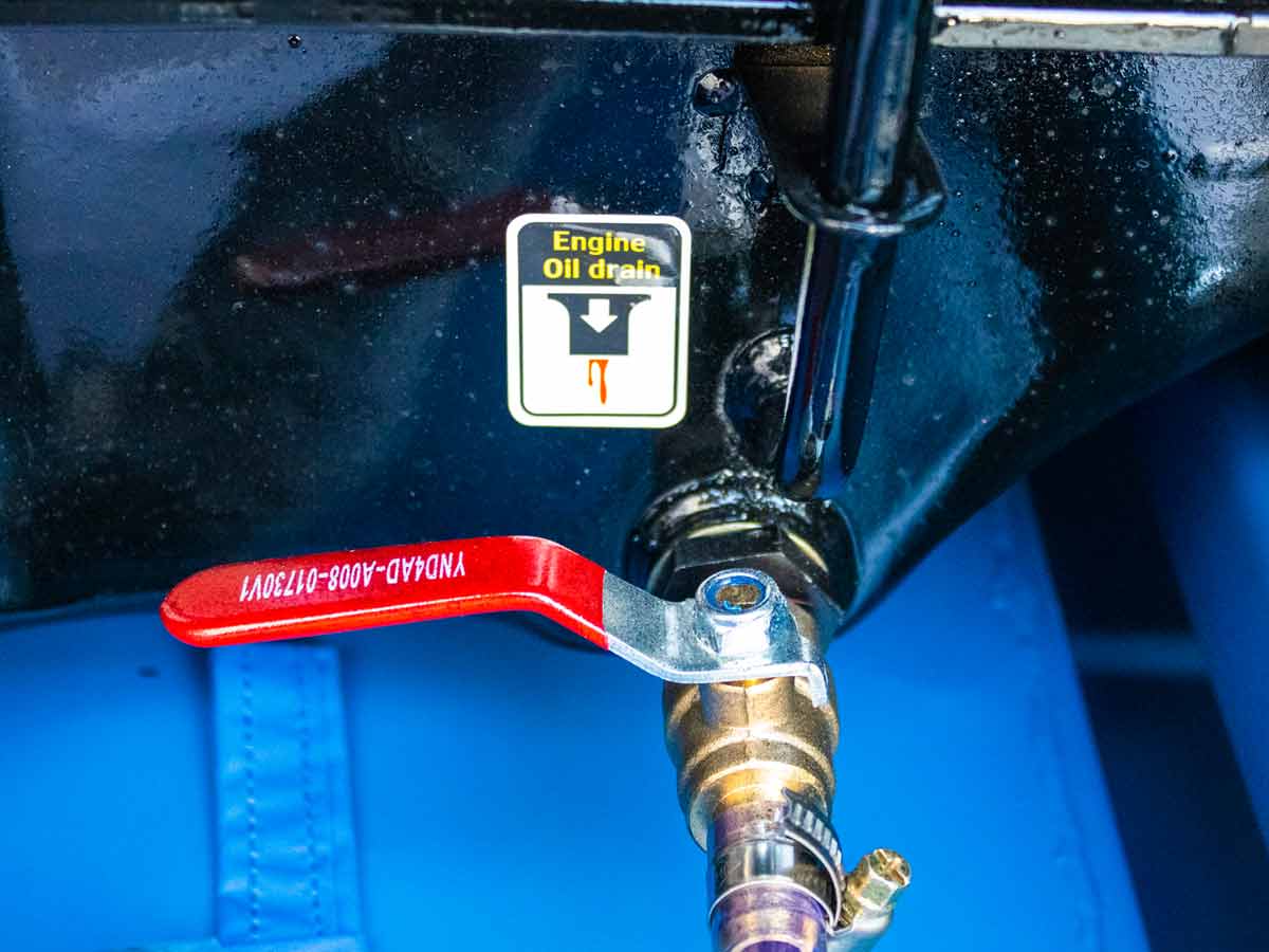 GD15 | Graecus | Γεννήτρια πετρελαίου τριφασική κλειστού τύπου με βάση, υδρόψυκτη με αυτόματο πίνακα μεταγωγής 