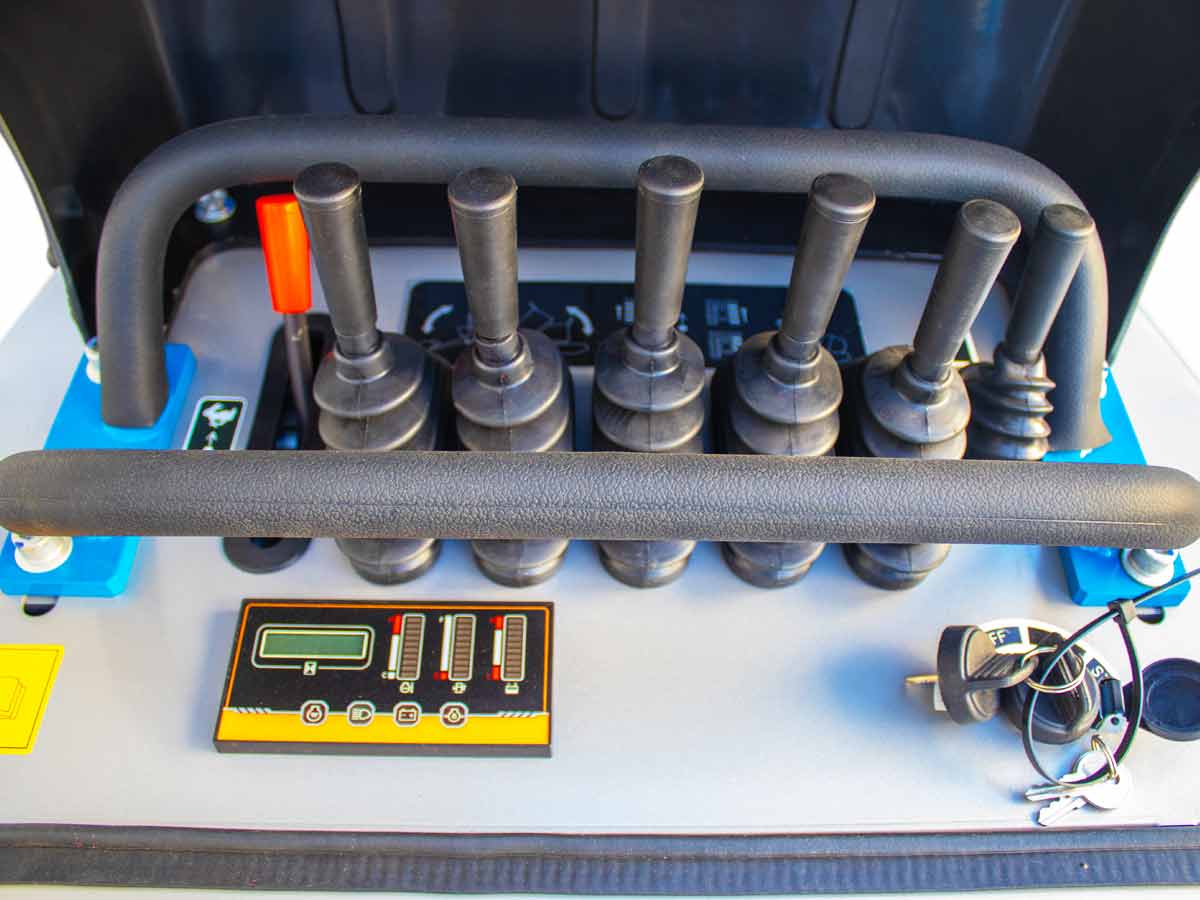 HT800FL-PRO | Graecus | Ντάμπερ Diesel Kubota, υδροστατικό με φορτωτή και υψηλή ανατροπή 800kg 