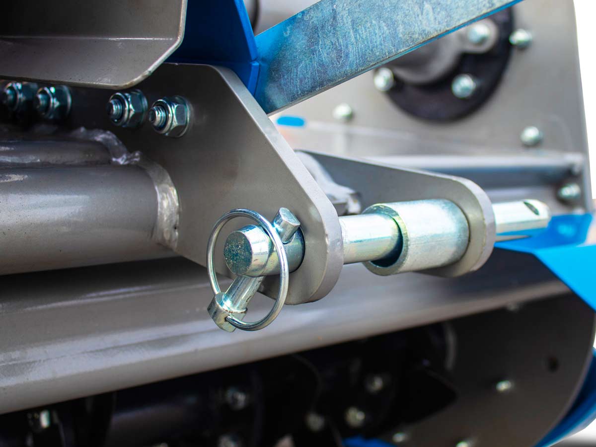 FREZA M135 | Graecus | Φρέζα μεσαίου τύπου συρταρωτή για μικρά τρακτέρ Solis, LS, Kubota κ.ά - με μηχανική μετατόπιση - επιφάνεια εργασίας 135εκ 