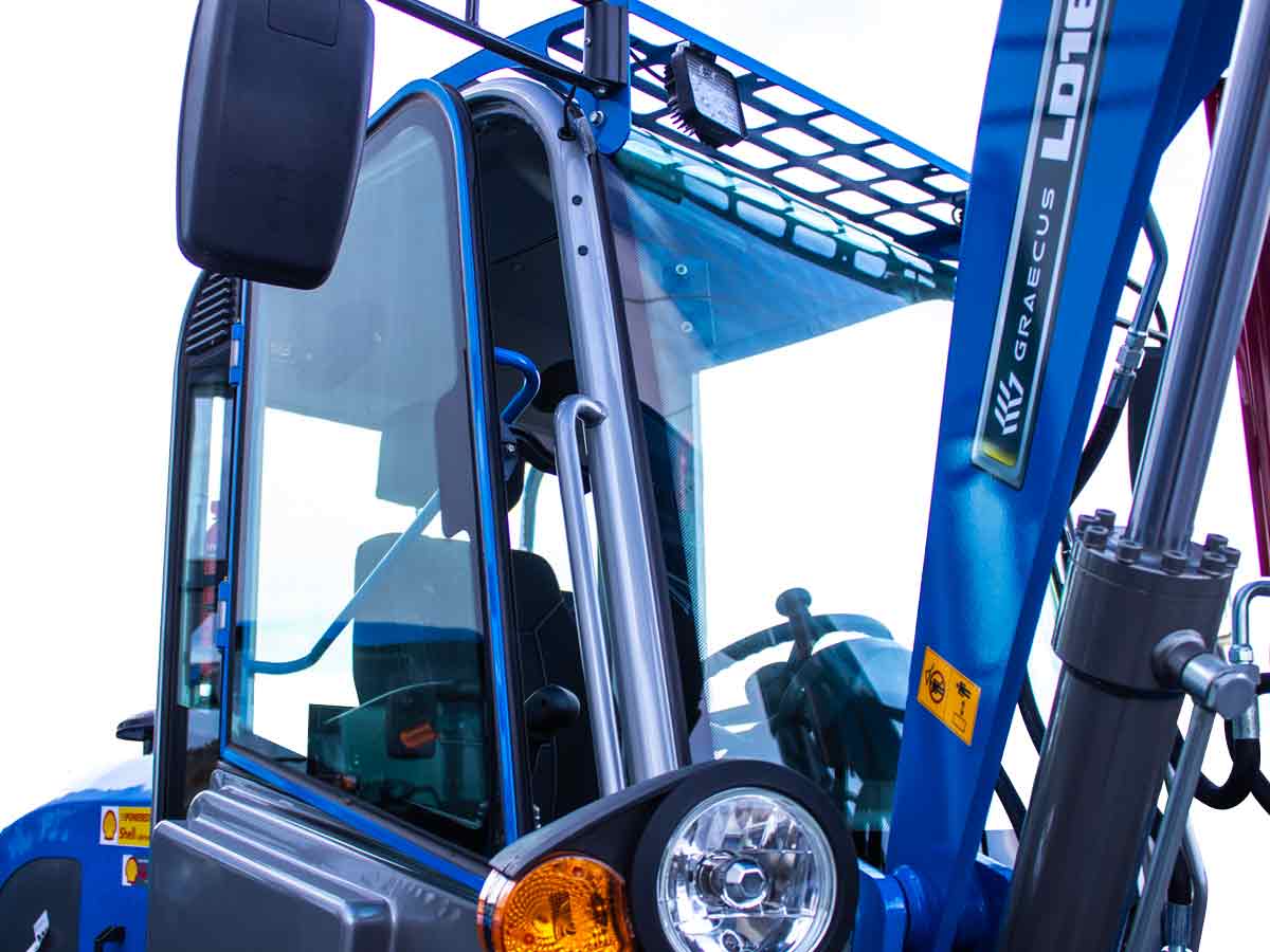 LD16NE Cab | Graecus | Σπαστός τροχοφόρος φορτωτής 4×4 4WD | Μέγιστη ανύψωση 3m | Ικανότητα φόρτωσης έως 1.6Τ | Καμπίνα A/C