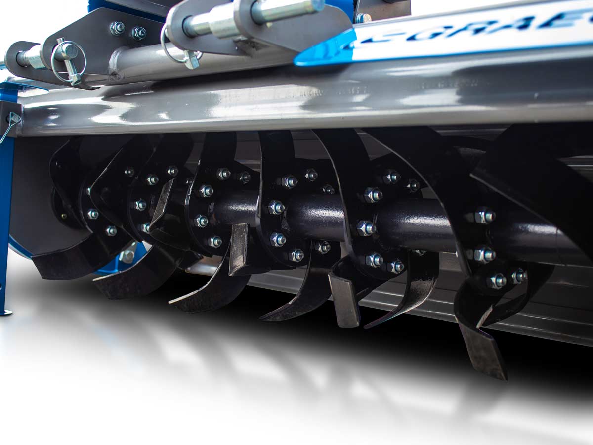 FREZA M135 | Graecus | Φρέζα μεσαίου τύπου συρταρωτή για μικρά τρακτέρ Solis, LS, Kubota κ.ά - με μηχανική μετατόπιση - επιφάνεια εργασίας 135εκ 