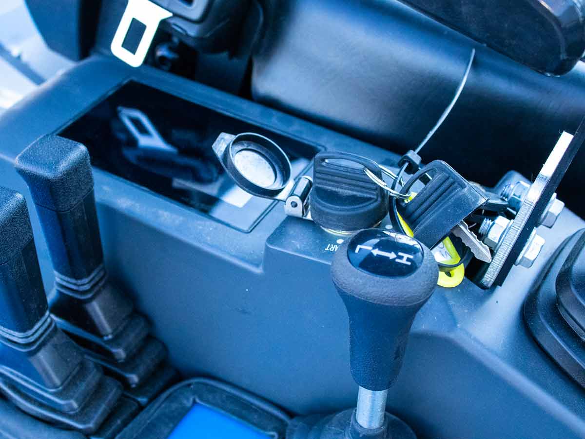 EB24-PRO | Graecus | Μίνι τσαπάκι 2.4T, Kubota Diesel, με περιστροφή στην μπούμα, πτυσσόμενες ερπύστριες, πλαϊνούς μοχλούς χειρισμού και γραμμή σφύρας