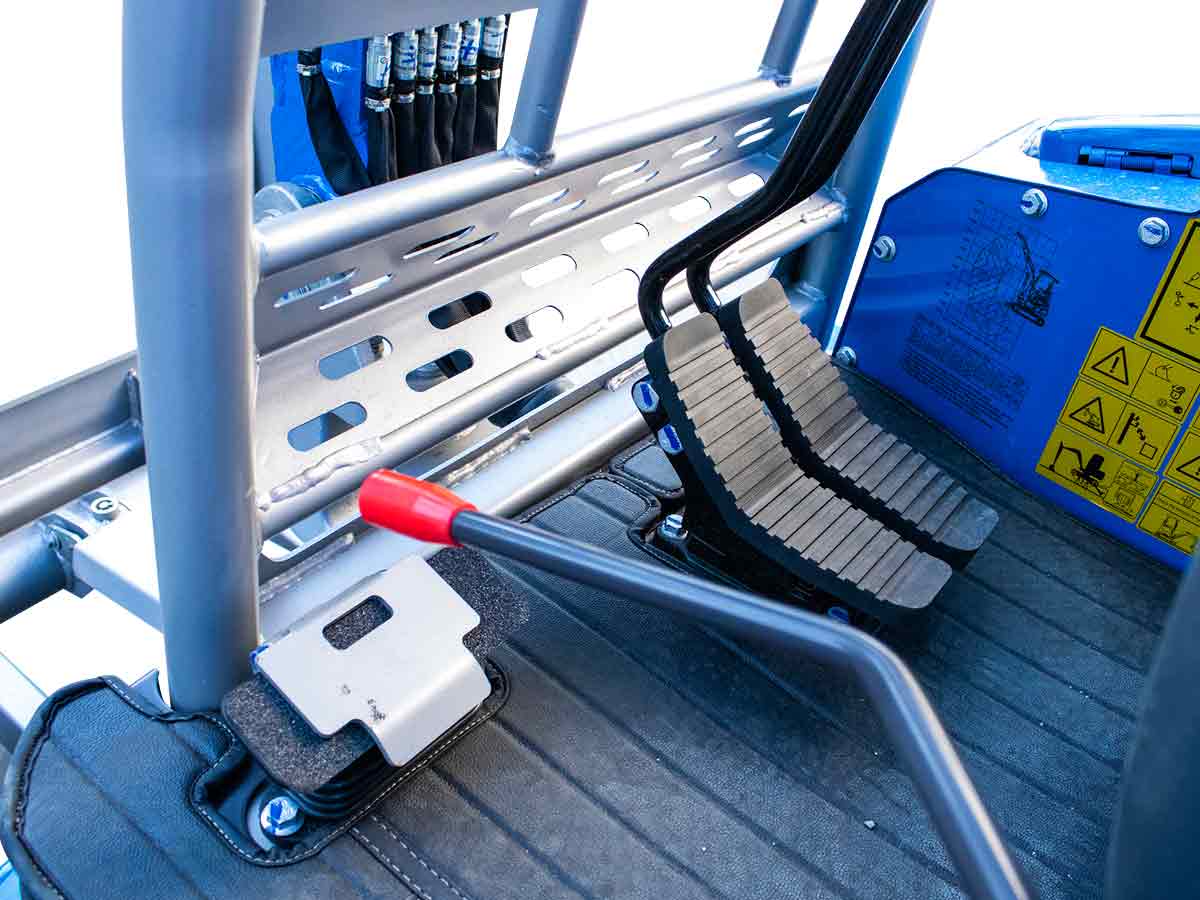 EB24-PRO | Graecus | Μίνι τσαπάκι 2.4T, Kubota Diesel, με περιστροφή στην μπούμα, πτυσσόμενες ερπύστριες, πλαϊνούς μοχλούς χειρισμού και γραμμή σφύρας