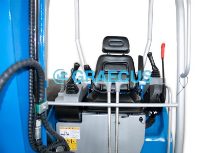 καθισμα-και-χειριστηρια-του-εκσκαφεα-EB35